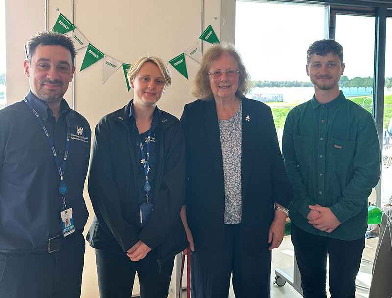 Dŵr Cymru’n cefnogi Bore Coffi Macmillan